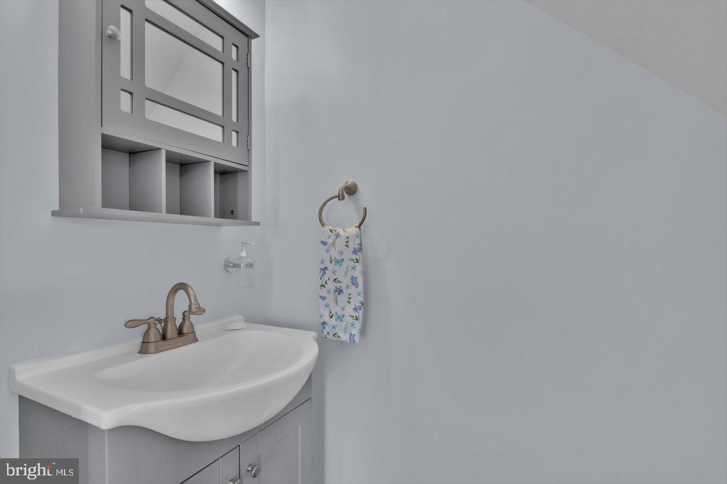 166 Country Farms Road Marlton, NJ 08053 - Photo 30 of 68 a bathroom with a sink and mirror