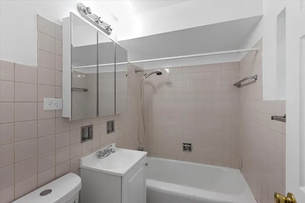 $1,195 | 6244 West 64th Place, Unit 203, Chicago, IL 60638