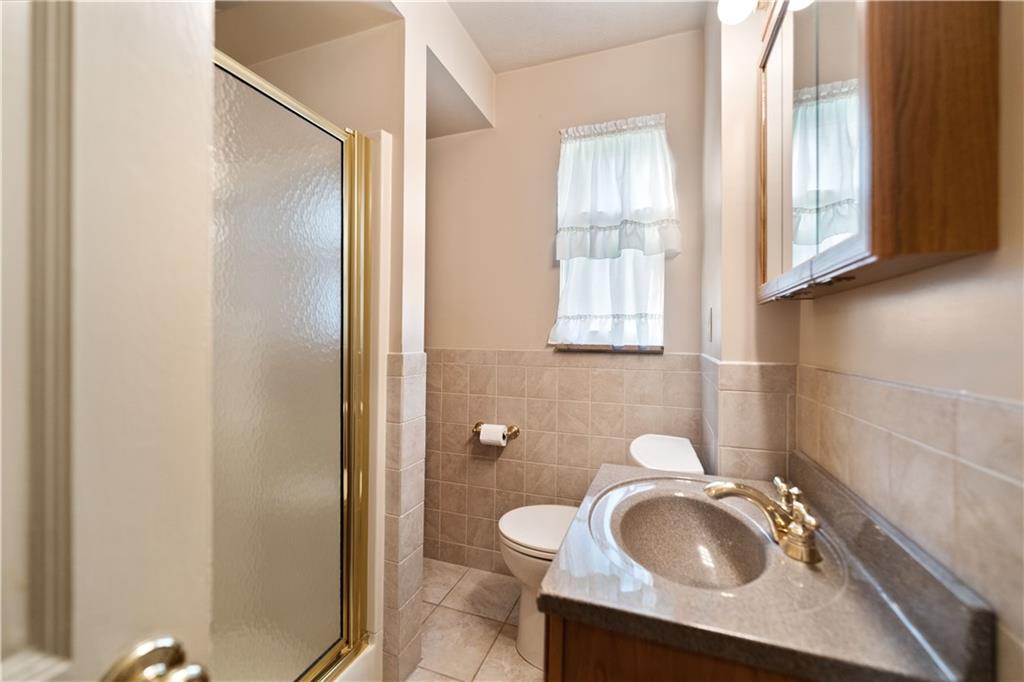 551 Greenlee Road Pittsburgh, PA 15227 - Photo 13 of 38 A full bath on the main floor...