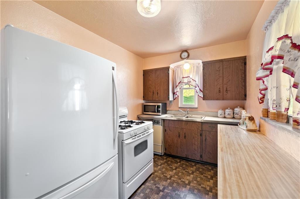 551 Greenlee Road Pittsburgh, PA 15227 - Photo 9 of 38 The efficent kitchen has everything you need...