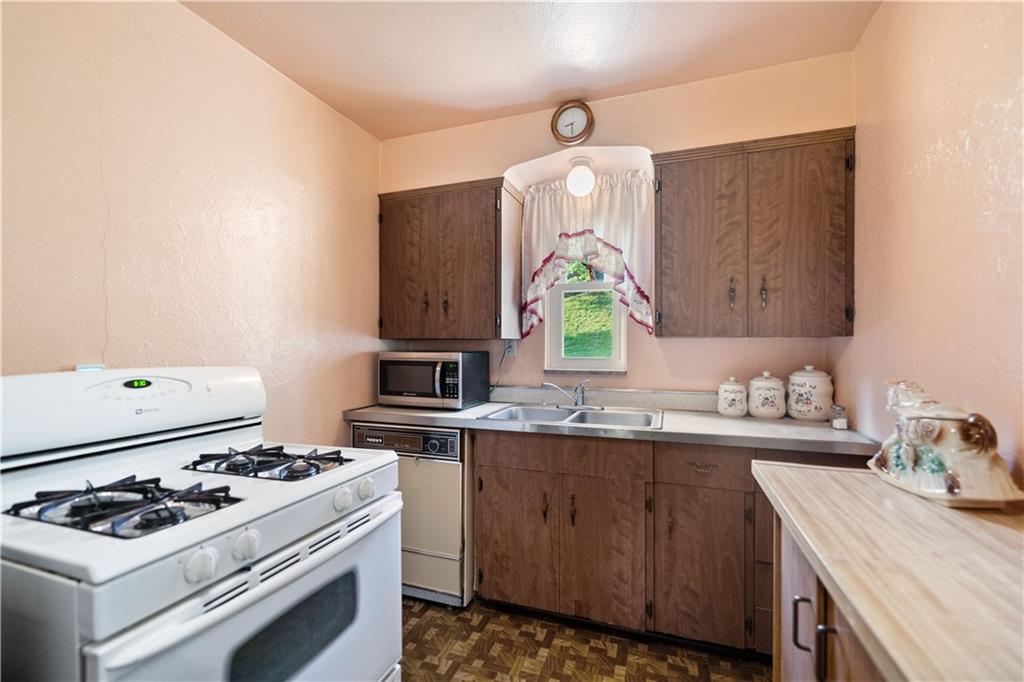 551 Greenlee Road Pittsburgh, PA 15227 - Photo 10 of 38 Gas stove...