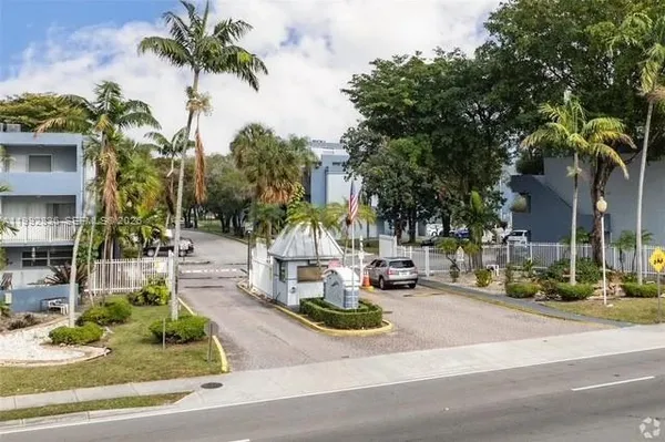 $295,000 | 9351 Fontainebleau Boulevard, Unit B409, Miami, FL 33172