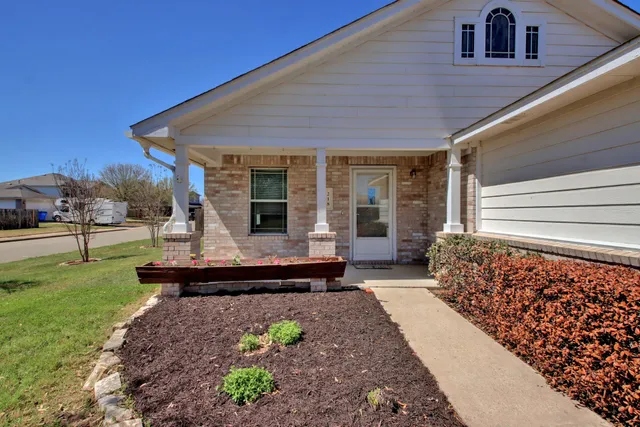 $1,865 | 218 Katy B Lane, Bastrop, TX 78602