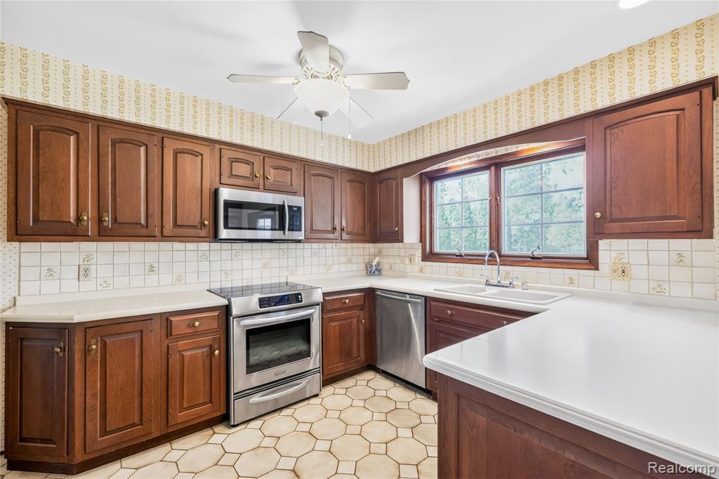 8236 Burning Bush Road Grosse Ile, MI 48138 - Photo 12 of 32
