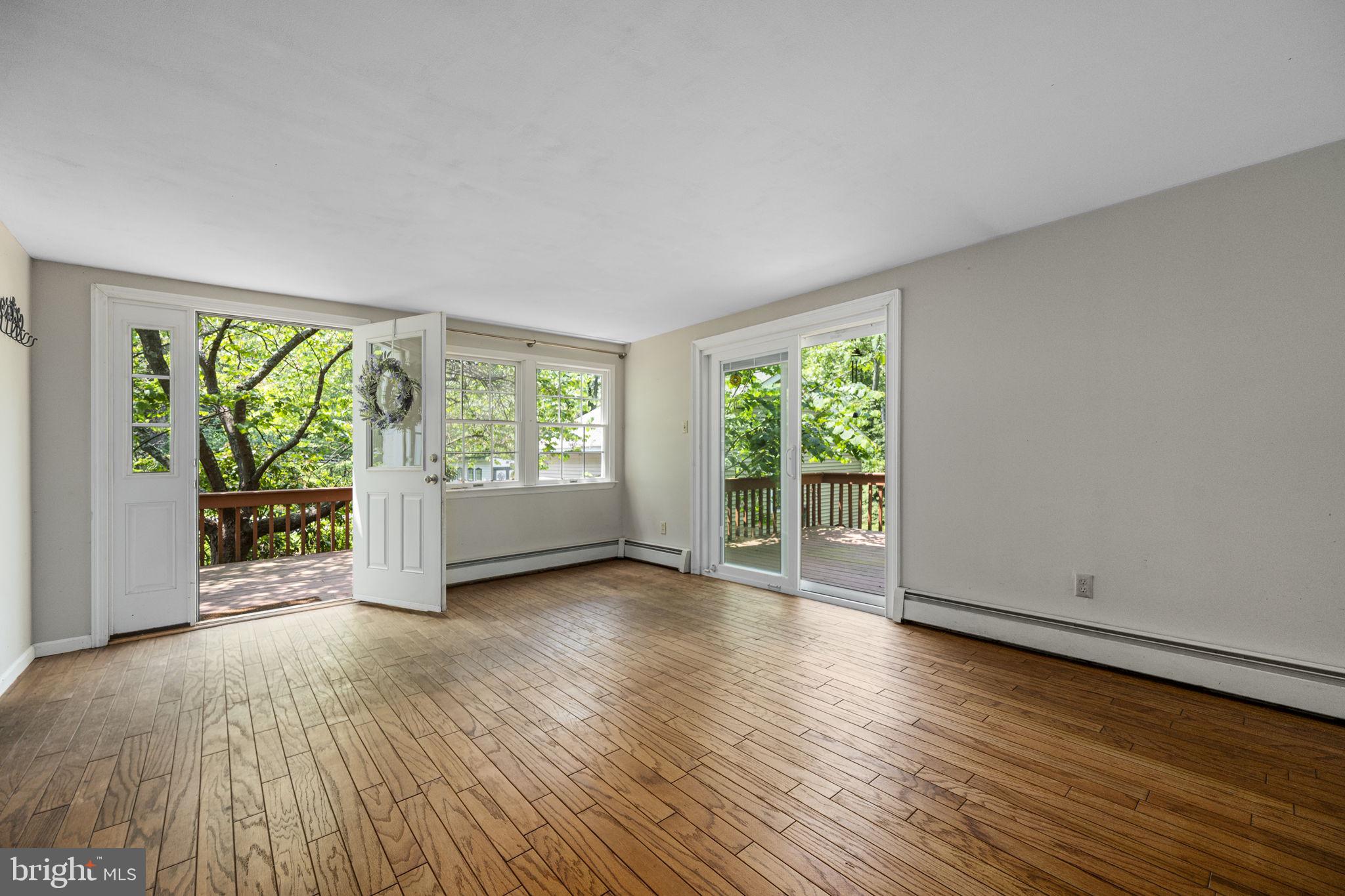 851 Creek Road Downingtown, PA 19335 - Photo 7 of 42 Living room
