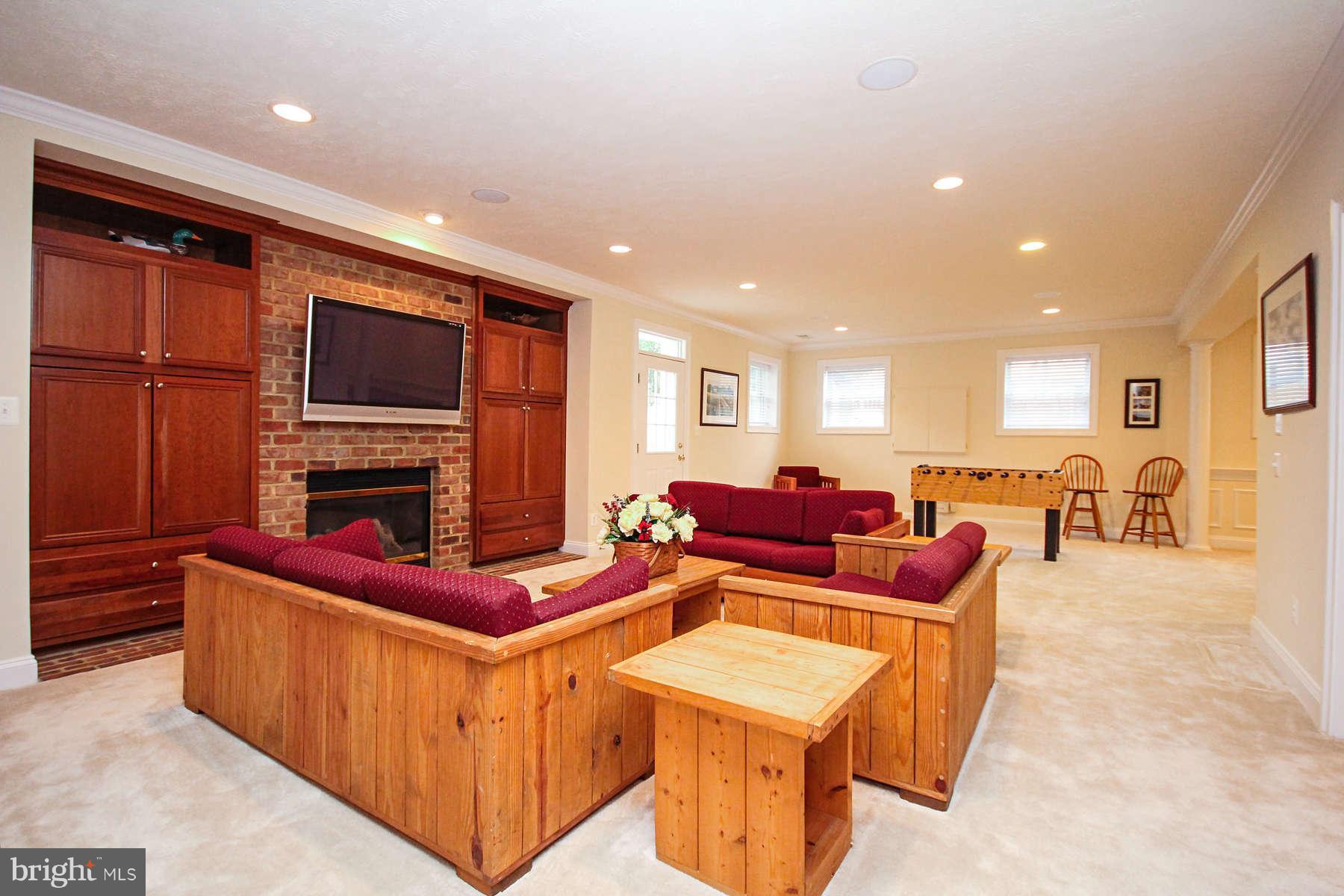 9157 Riesley Lane Vienna, VA 22182 - Photo 23 of 30 Family Room