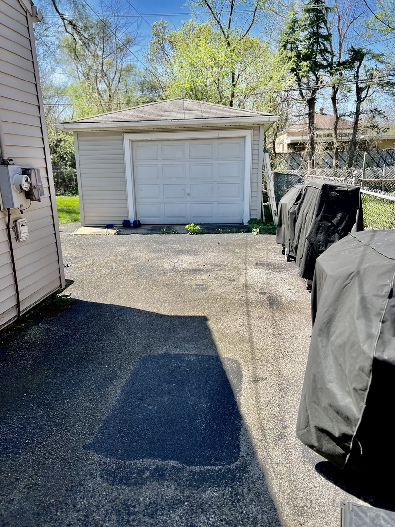18510 Dixie Highway Homewood, IL 60430 - Photo 10 of 11 a view of a garage