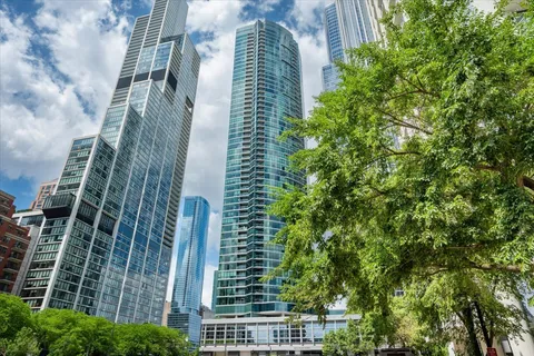 $1,055,000 | 1201 South Prairie Avenue, Unit 803, Chicago, IL 60605