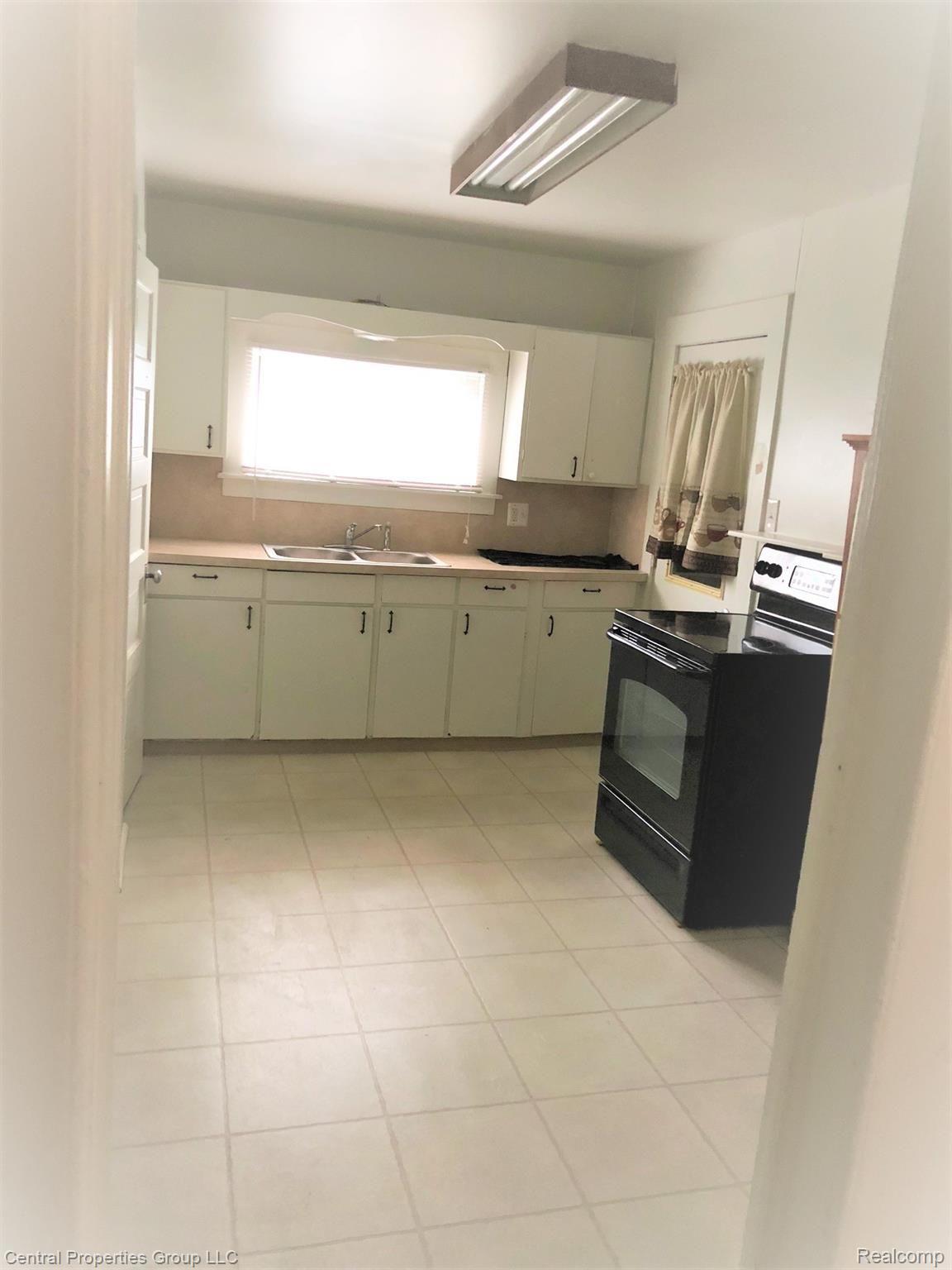 403 West Clinton Street Howell, MI 48843 - Photo 5 of 11 Unit #2 - Large Kitchen