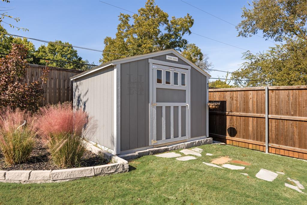326 Prairie View Road Rockwall, TX 75087 - Photo 37 of 40 a backyard of a house with lots of green space