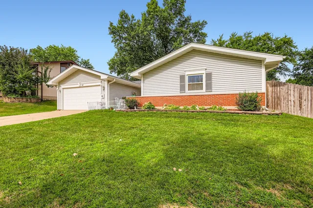 a view of front of a house with a yard