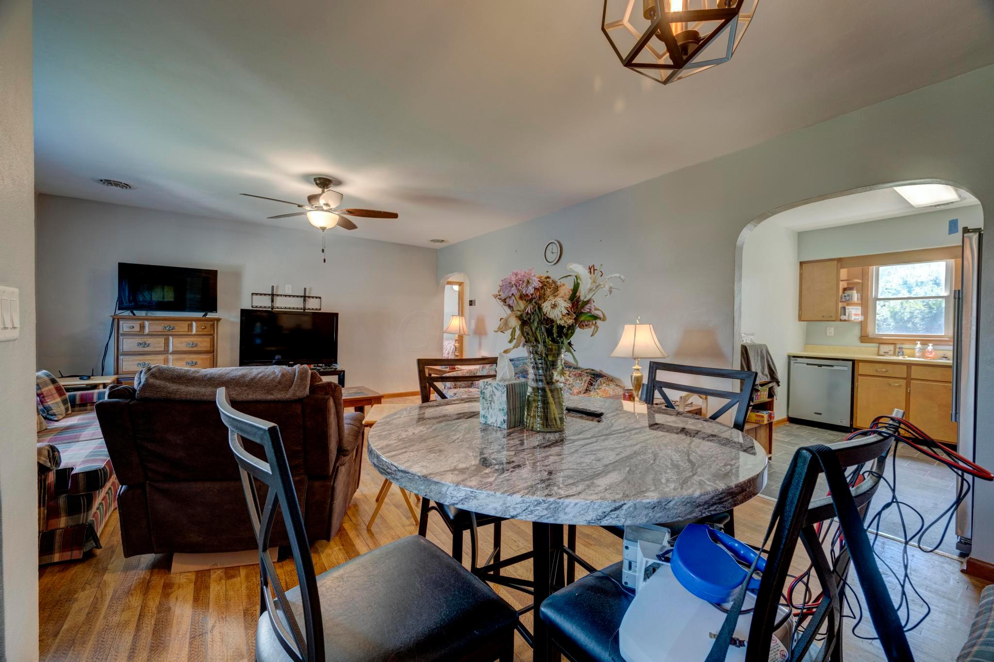 975 Barks Road East Marion, OH 43302 - Photo 5 of 39 Living Room