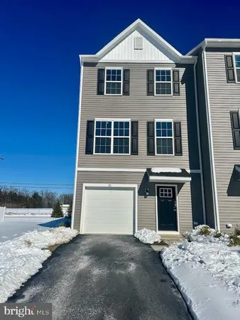 a view of a yard of the house
