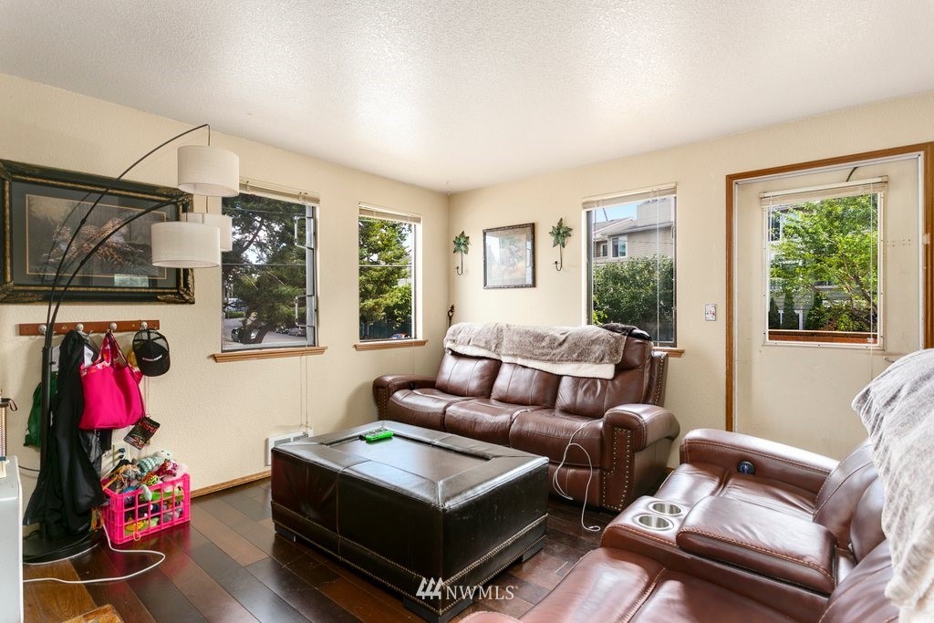 3109 Northeast 11th Place Renton, WA 98056 - Photo 2 of 19 Gallery Image 2