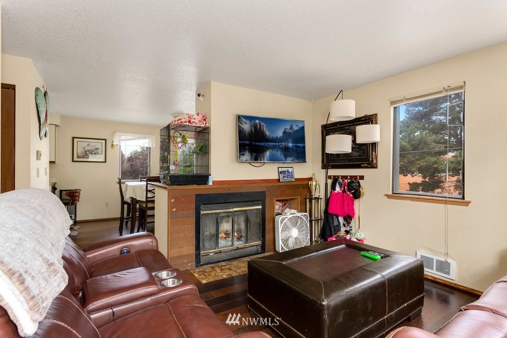 3109 Northeast 11th Place Renton, WA 98056 - Photo 3 of 19 Gallery Image 3