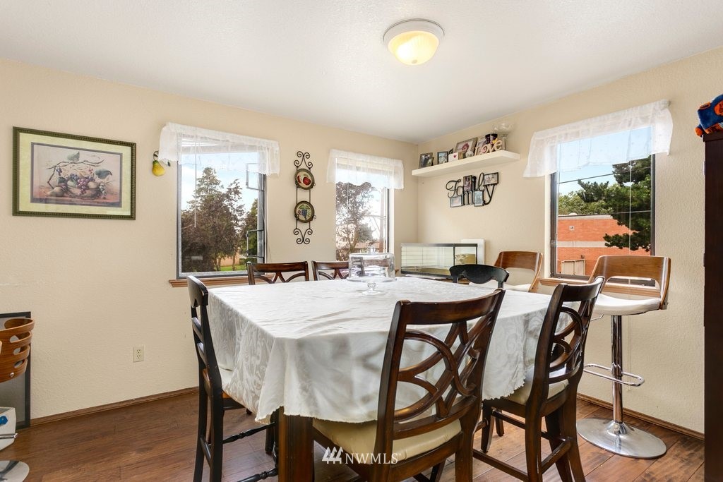 3109 Northeast 11th Place Renton, WA 98056 - Photo 4 of 19 Gallery Image 4
