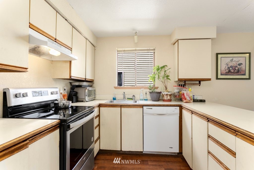 3109 Northeast 11th Place Renton, WA 98056 - Photo 5 of 19 Gallery Image 5