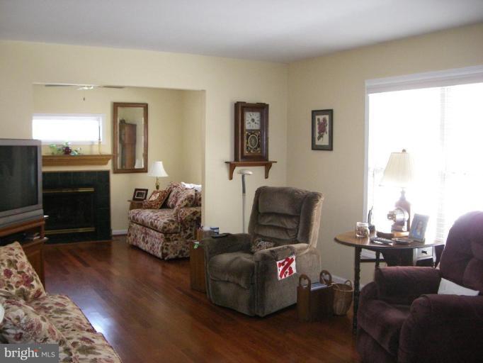 3890 Point Of Rocks Road Jefferson, MD 21755 - Photo 8 of 29 Living Room