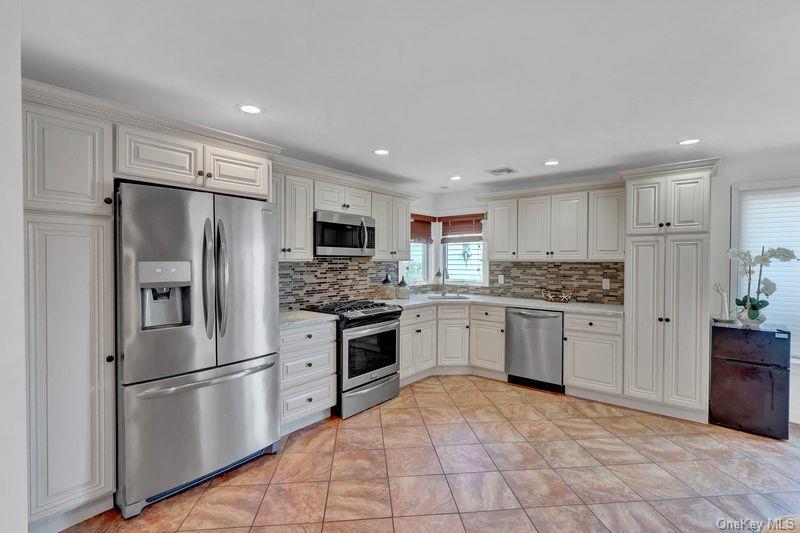 13 Barry Road Amityville, NY 11701 - Photo 15 of 20 Gallery Image 15