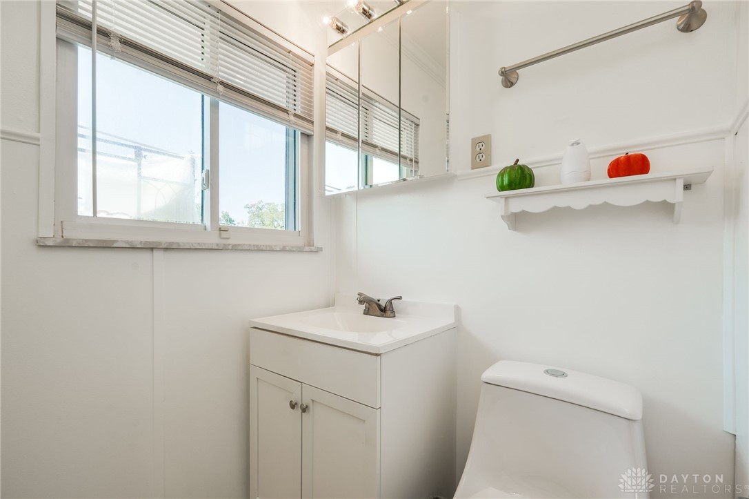 1109 Montgomery Avenue Springfield, OH 45506 - Photo 29 of 63 Guest bath
