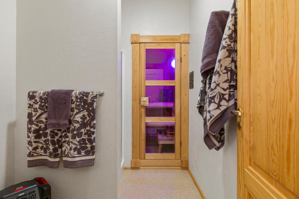 11020 Kestrel Road Klamath Falls, OR 97601 - Photo 39 of 47 Lower Level, With Dressing Area