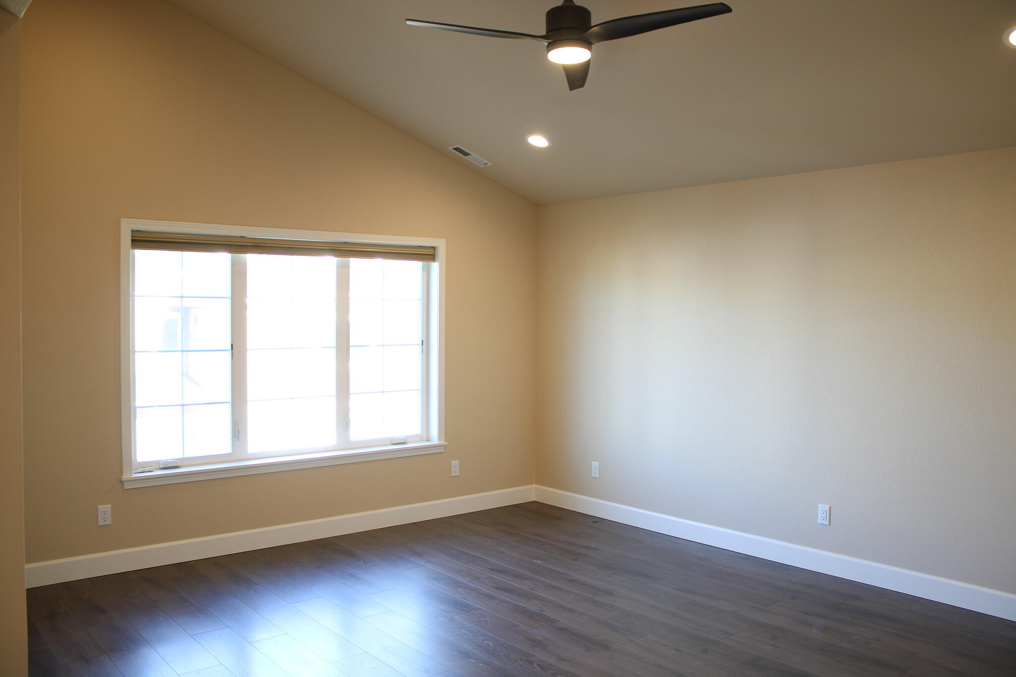 237 Willow Way Talent, OR 97540 - Photo 16 of 28 Kirt Real Estate 2025-58