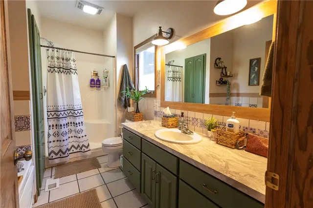 $695,000 | 674 Old Mill Road, Peabody, KS 66866