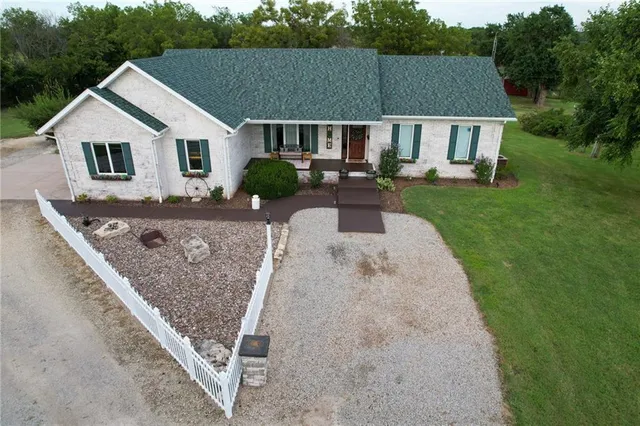 $695,000 | 674 Old Mill Road, Peabody, KS 66866