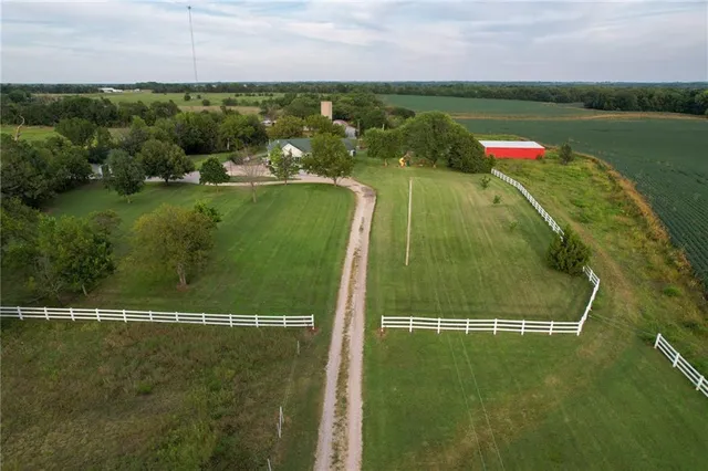 $695,000 | 674 Old Mill Road, Peabody, KS 66866