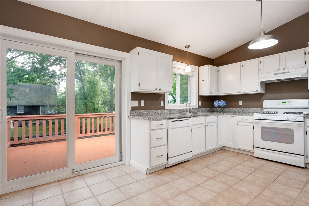 115 Old Pine Road Narragansett, RI 02882 - Photo 6 of 17 Gallery Image 6