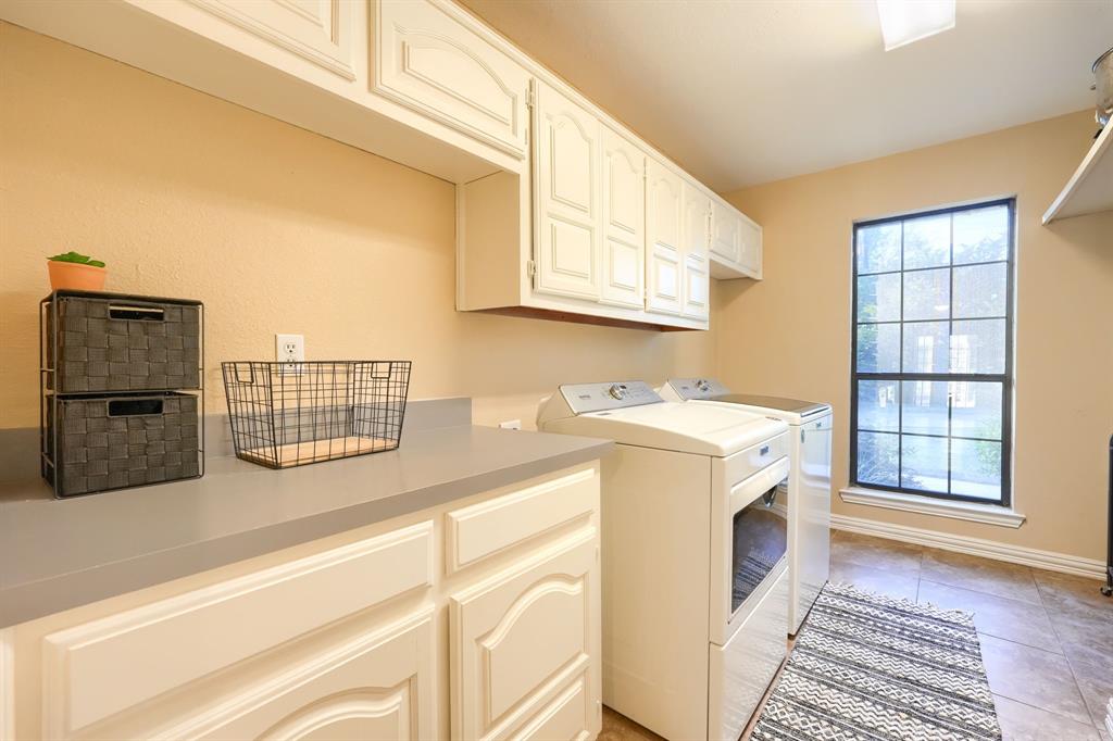 2592 Meadow Way Kaufman, TX 75142 - Photo 25 of 40 a utility room with dryer and washer
