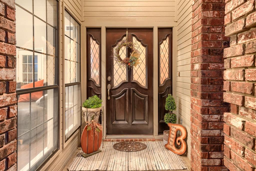 2592 Meadow Way Kaufman, TX 75142 - Photo 5 of 40 a front view of a house with a garden