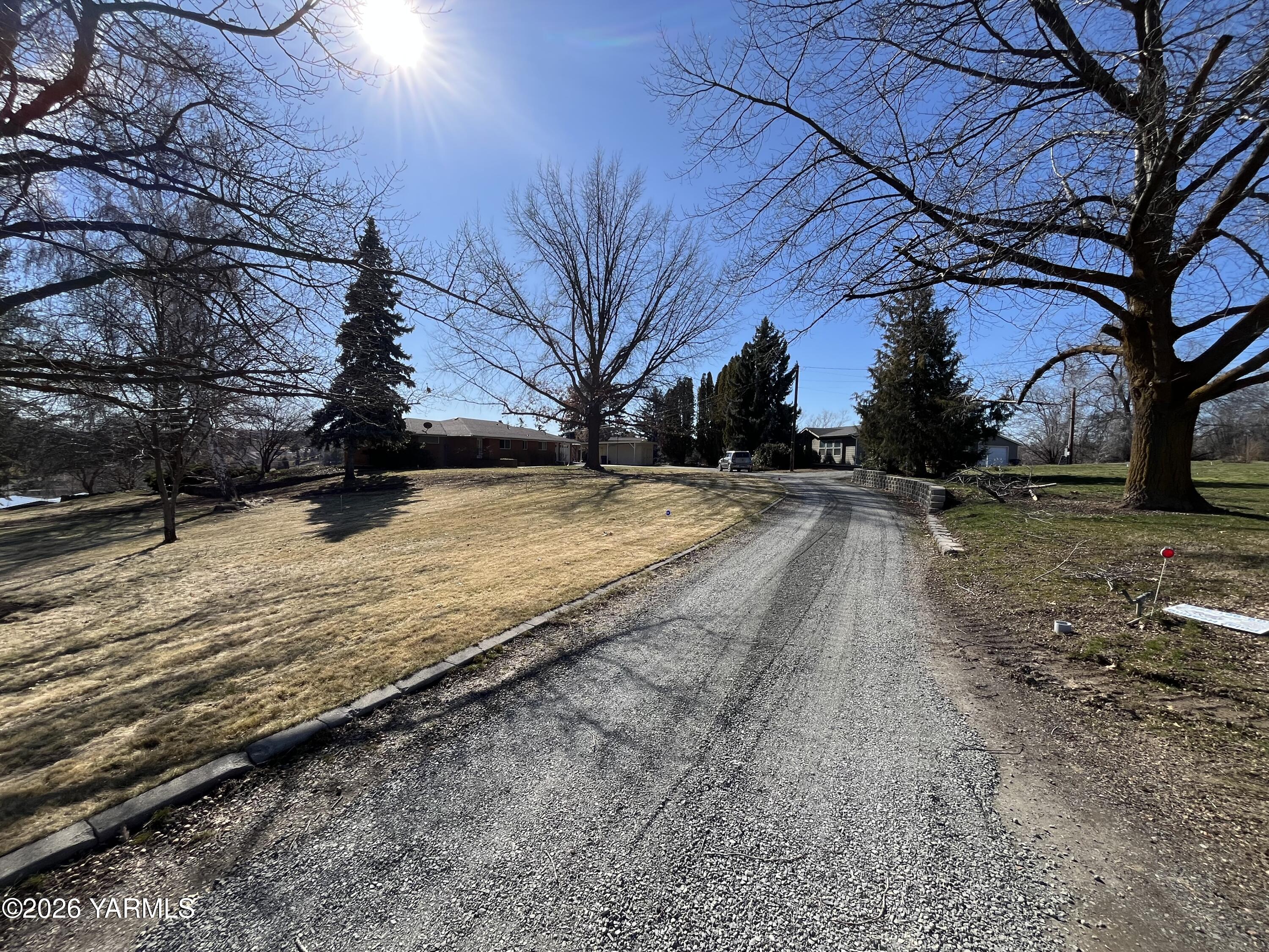 332 Parish Road Selah, WA 98942 - Photo 4 of 23 Shared driveway