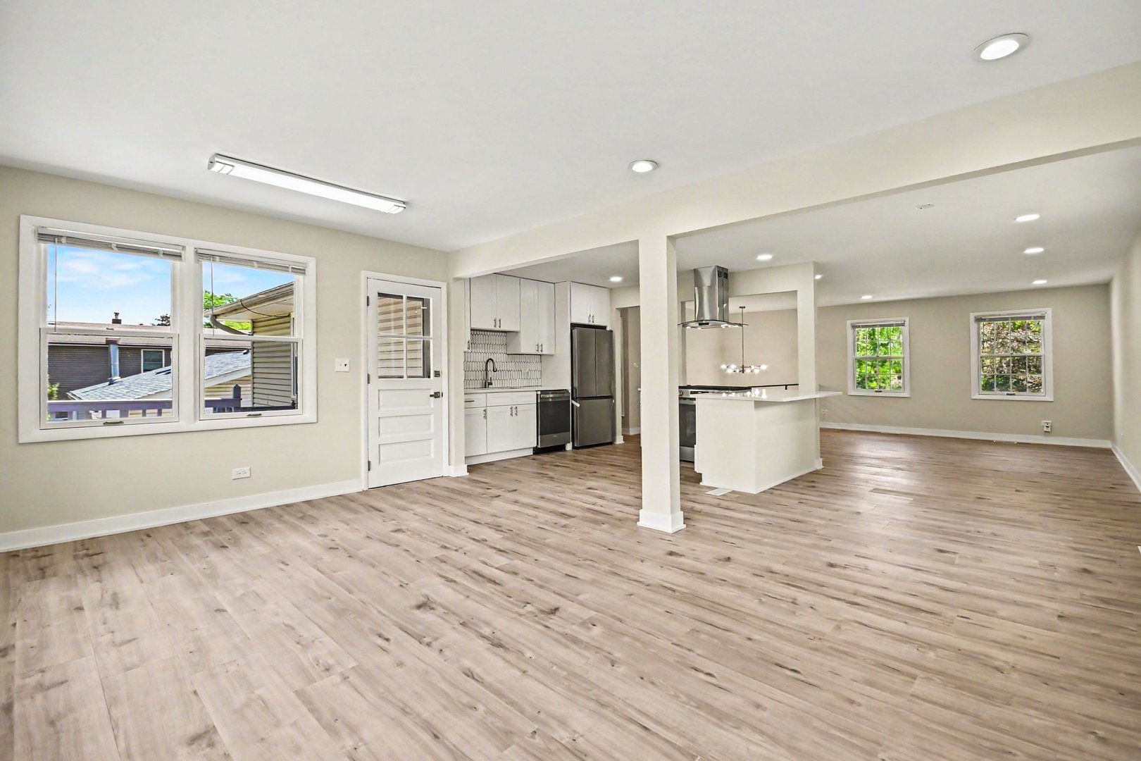 1312 West Oakmont Road Hoffman Estates, IL 60169 - Photo 7 of 29