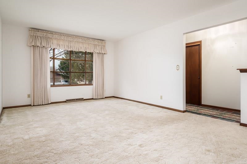 1110 Roxbury Close Rockford, IL 61107 - Photo 2 of 36 an empty room with windows and closet