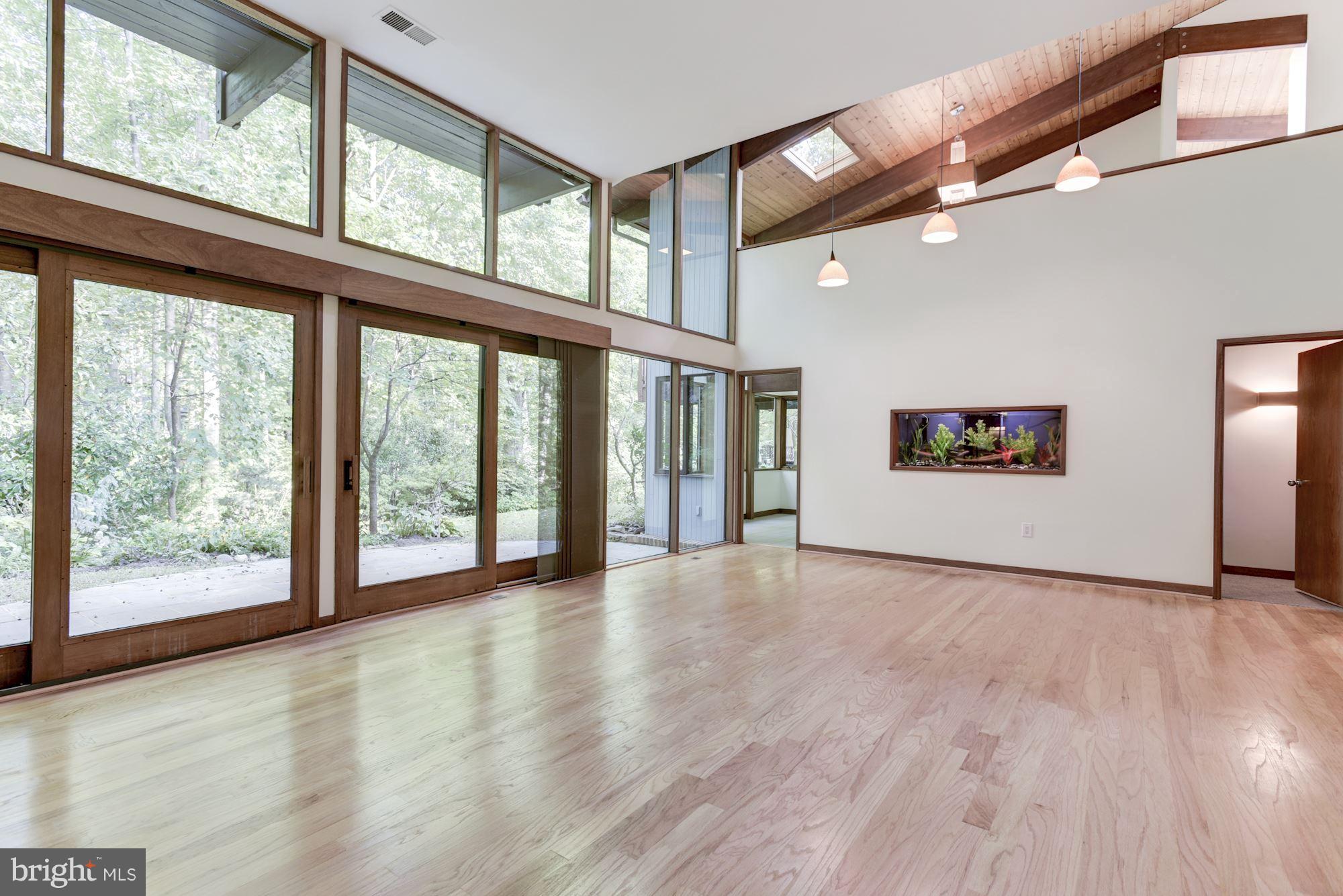 1583 North Village Road Reston, VA 20194 - Photo 7 of 30 Living Room