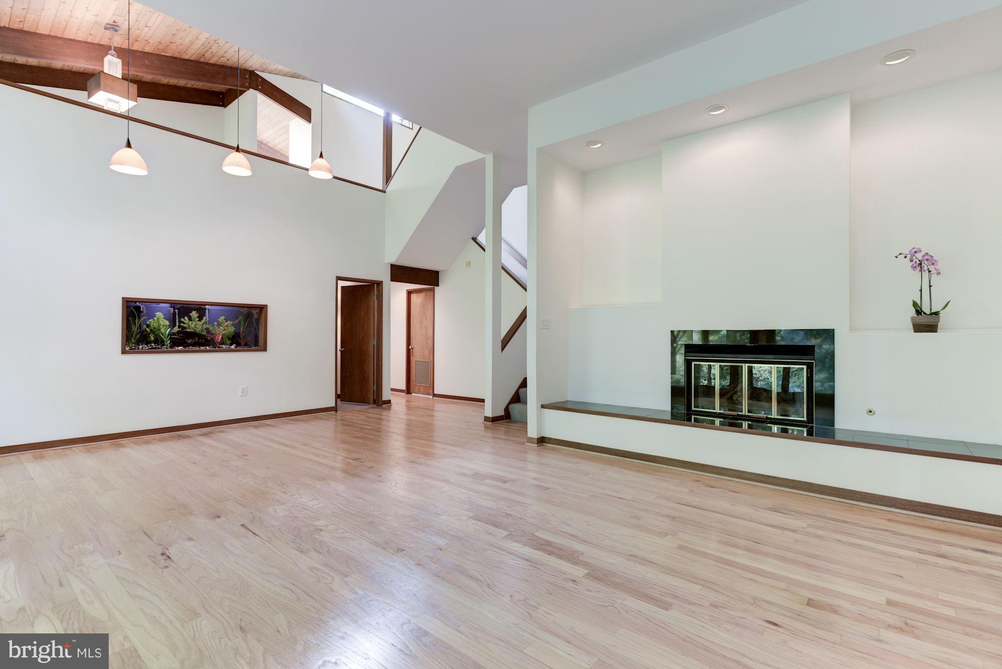 1583 North Village Road Reston, VA 20194 - Photo 10 of 30 Living Room