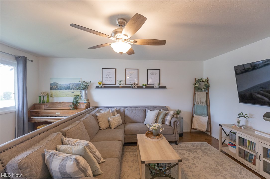 5515 West 48th Street Parma, OH 44134 - Photo 3 of 31 living room