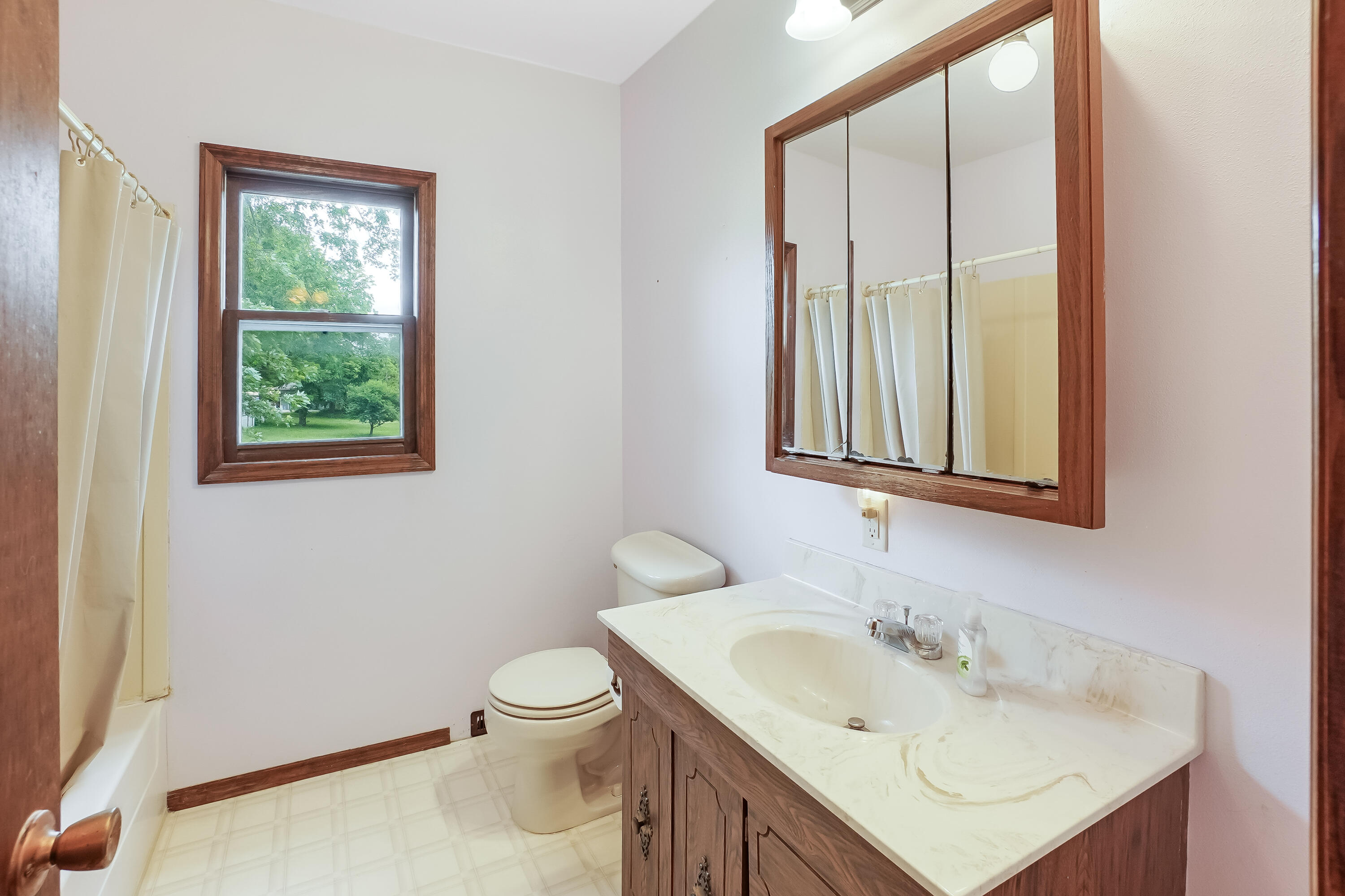 224 Plank Road Mukwonago, WI 53149 - Photo 15 of 30 Upper Bath