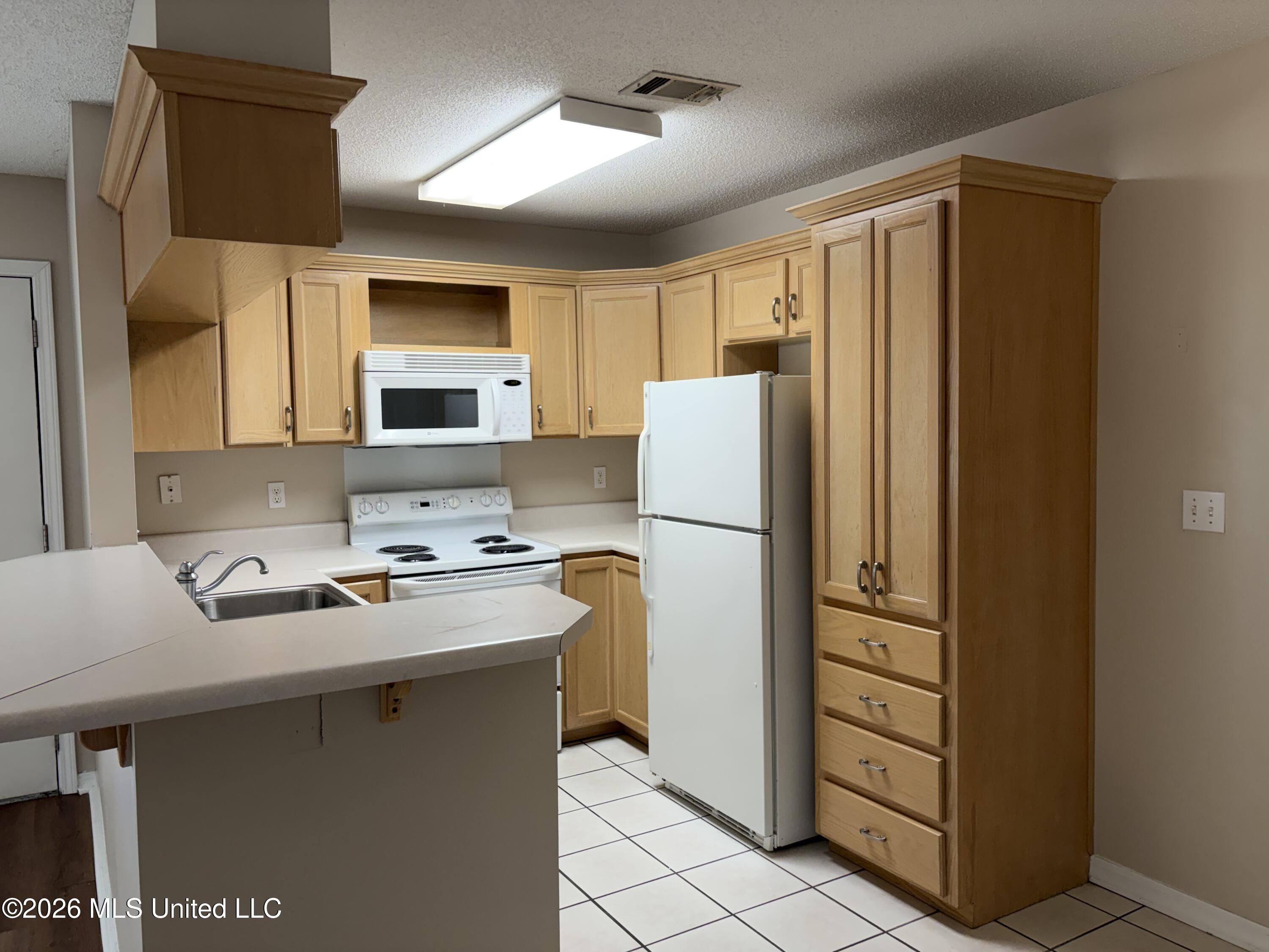 3230 Cumberland Road, Unit 213 Ocean Springs, MS 39564 - Photo 5 of 32 IMG_7619