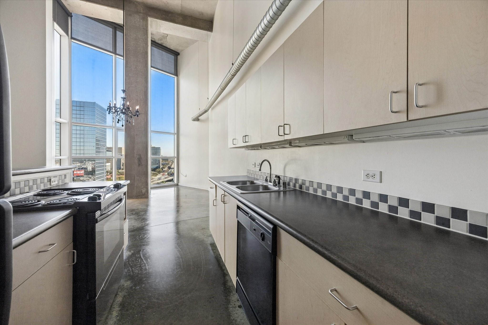 2000 Bagby Street, Unit 13432 Houston, TX 77002 - Photo 11 of 27 a kitchen with a stove a sink and a refrigerator