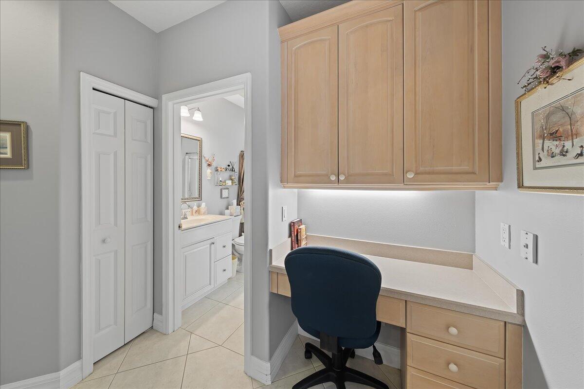 4300 Stoney Point Road Melbourne, FL 32940 - Photo 17 of 37 a workspace with a chair and painted walls