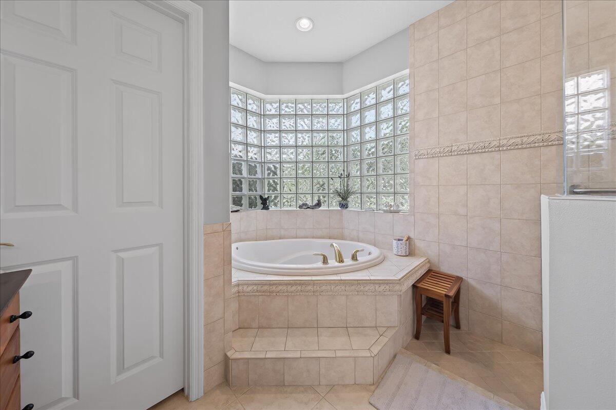 4300 Stoney Point Road Melbourne, FL 32940 - Photo 20 of 37 a bathroom with a sink and a bathtub