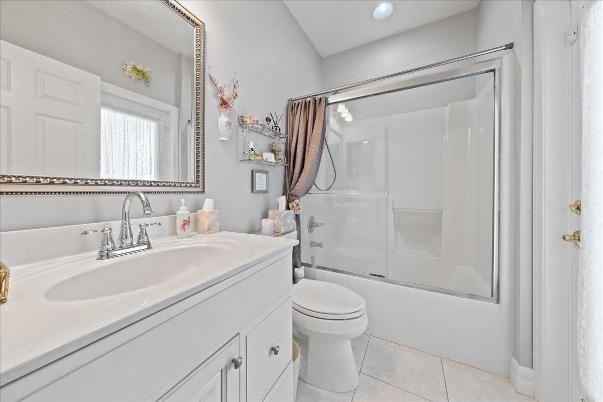 4300 Stoney Point Road Melbourne, FL 32940 - Photo 24 of 37 a bathroom with a sink toilet and shower