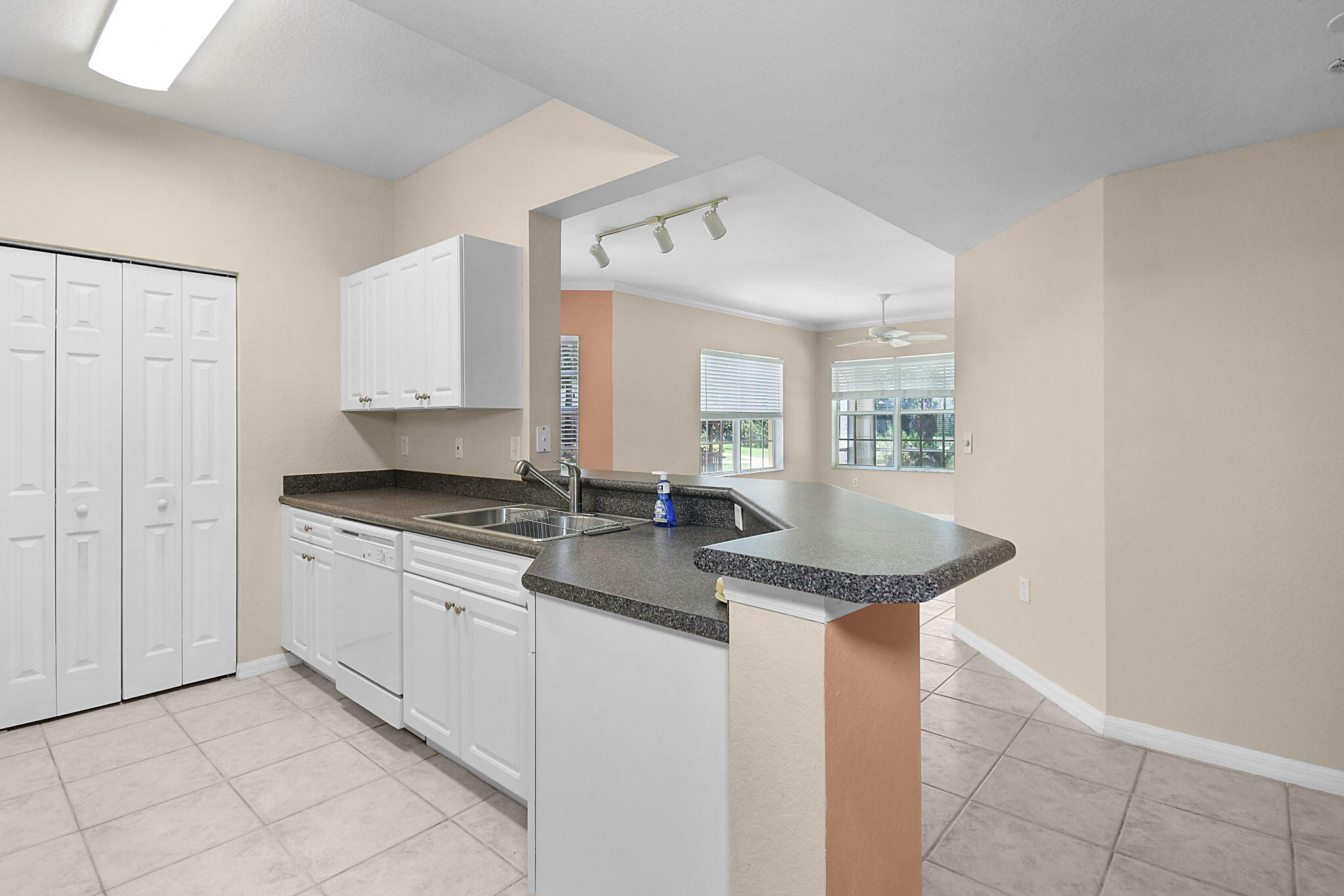 174 Southeast Kitching Circle, Unit 174 Stuart, FL 34994 - Photo 20 of 40 a kitchen with stainless steel appliances granite countertop a sink and a stove