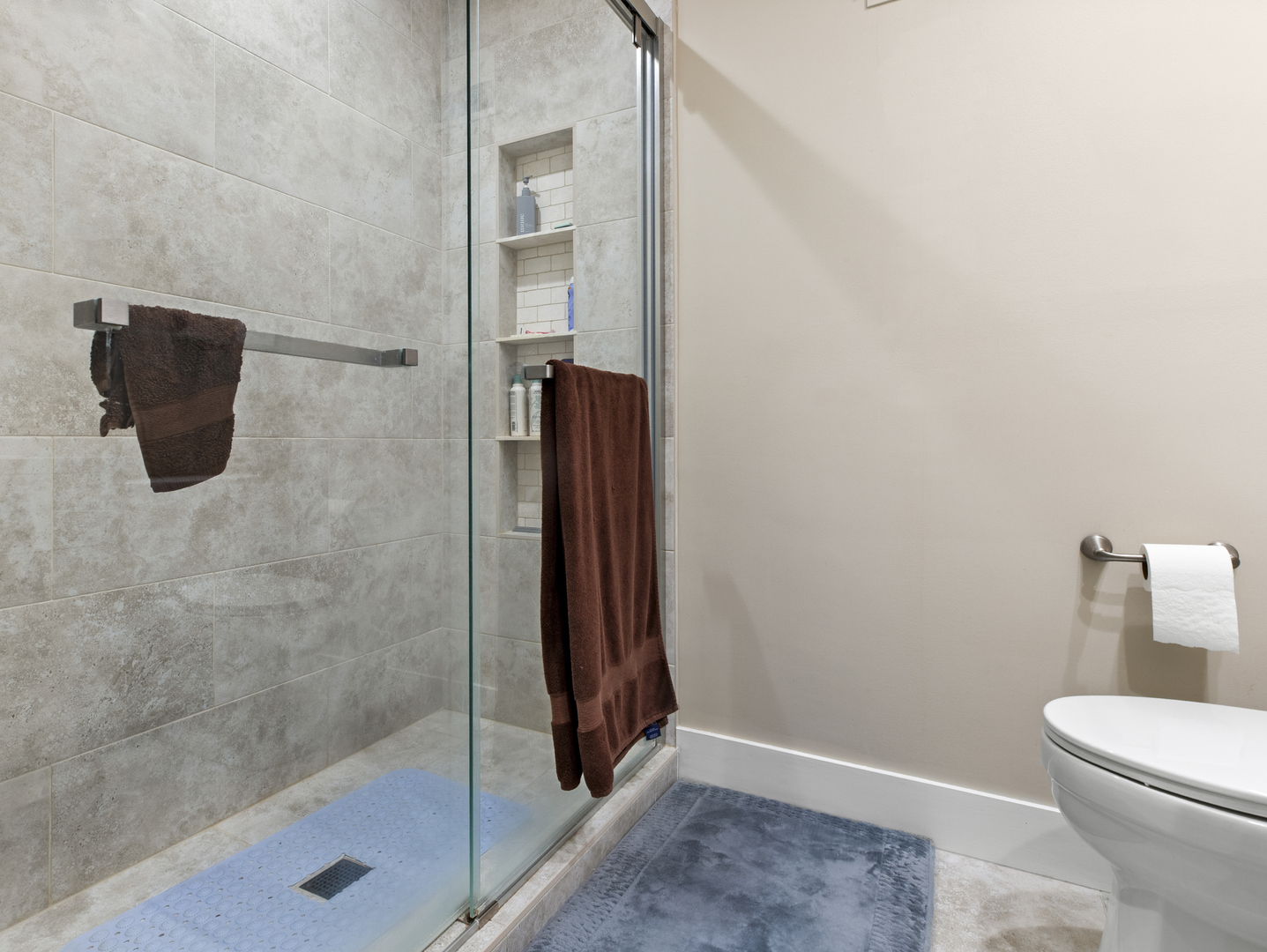 186 Shoreline Road Lake Barrington, IL 60010 - Photo 15 of 25 a bathroom with a shower and toilet