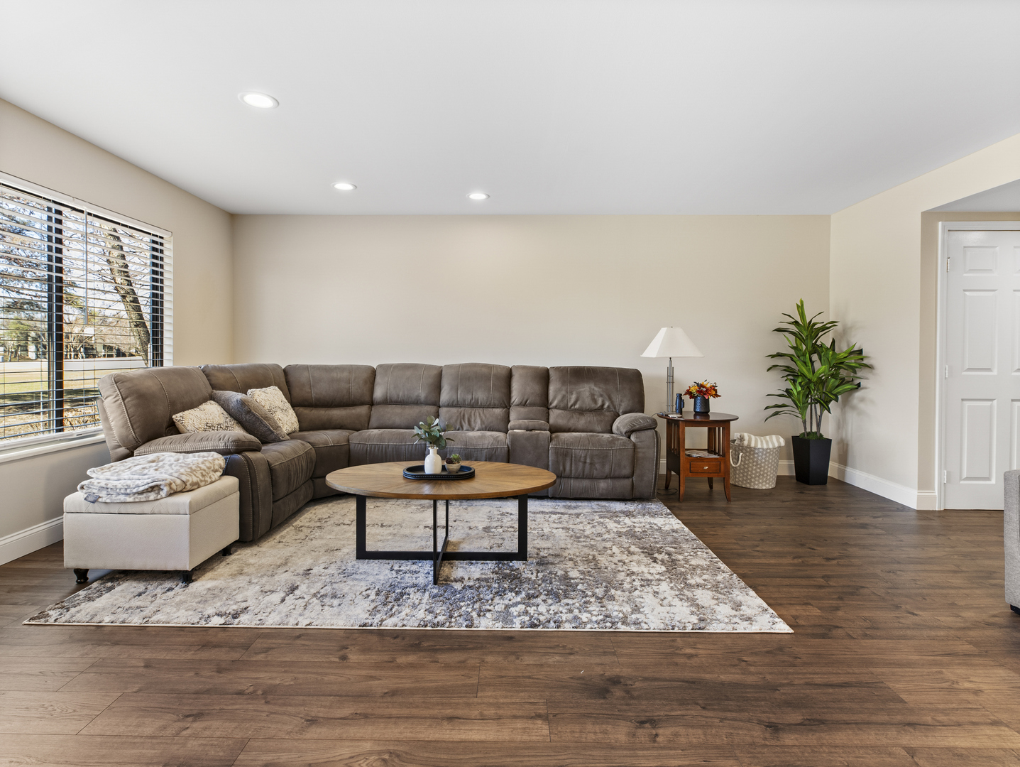 186 Shoreline Road Lake Barrington, IL 60010 - Photo 4 of 25 a living room with furniture and a couch
