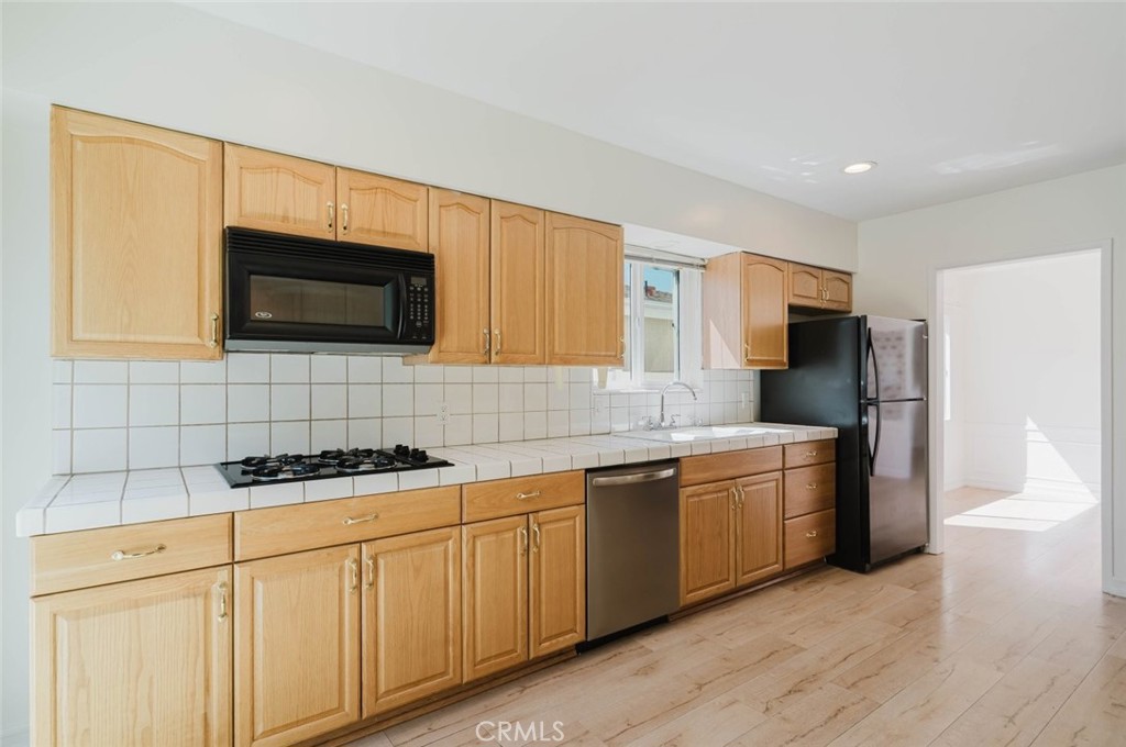 2007 West Kenneth Road Glendale, CA 91201 - Photo 14 of 38