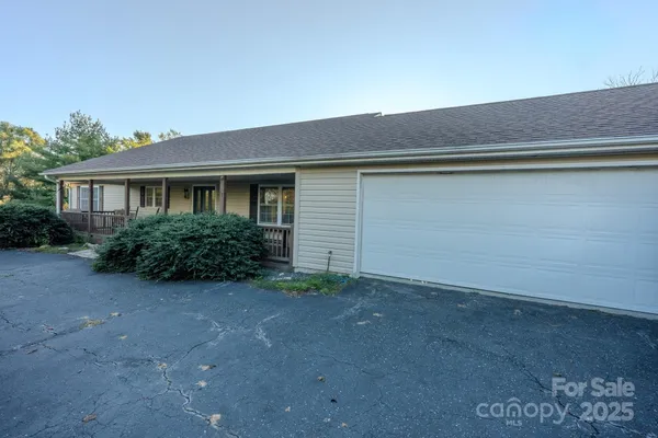 $425,000 | 565 Overlook Drive, Spruce Pine, NC 28777