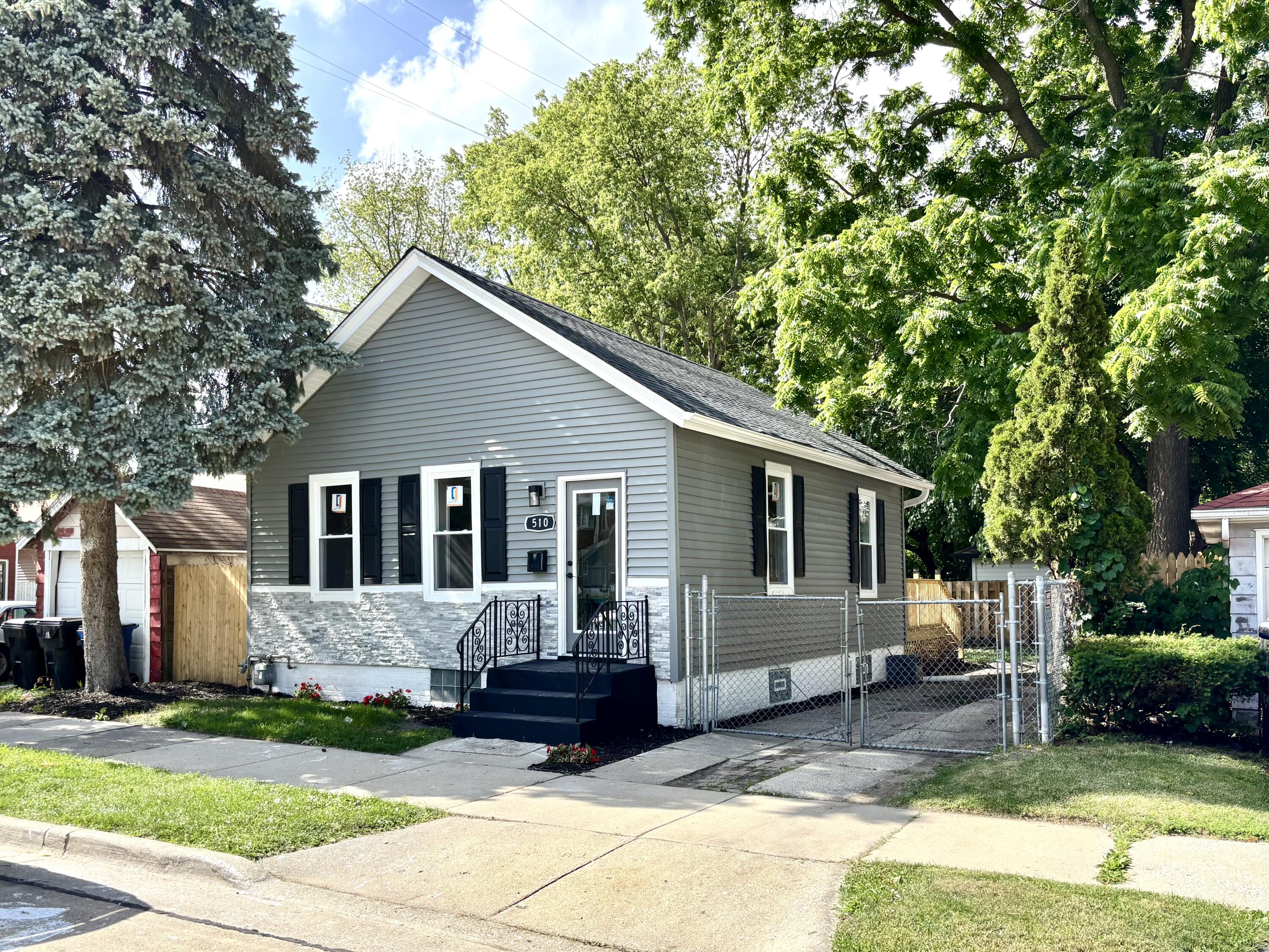 510 15th Street Racine, WI 53403 - Photo 2 of 13 IMG_9296